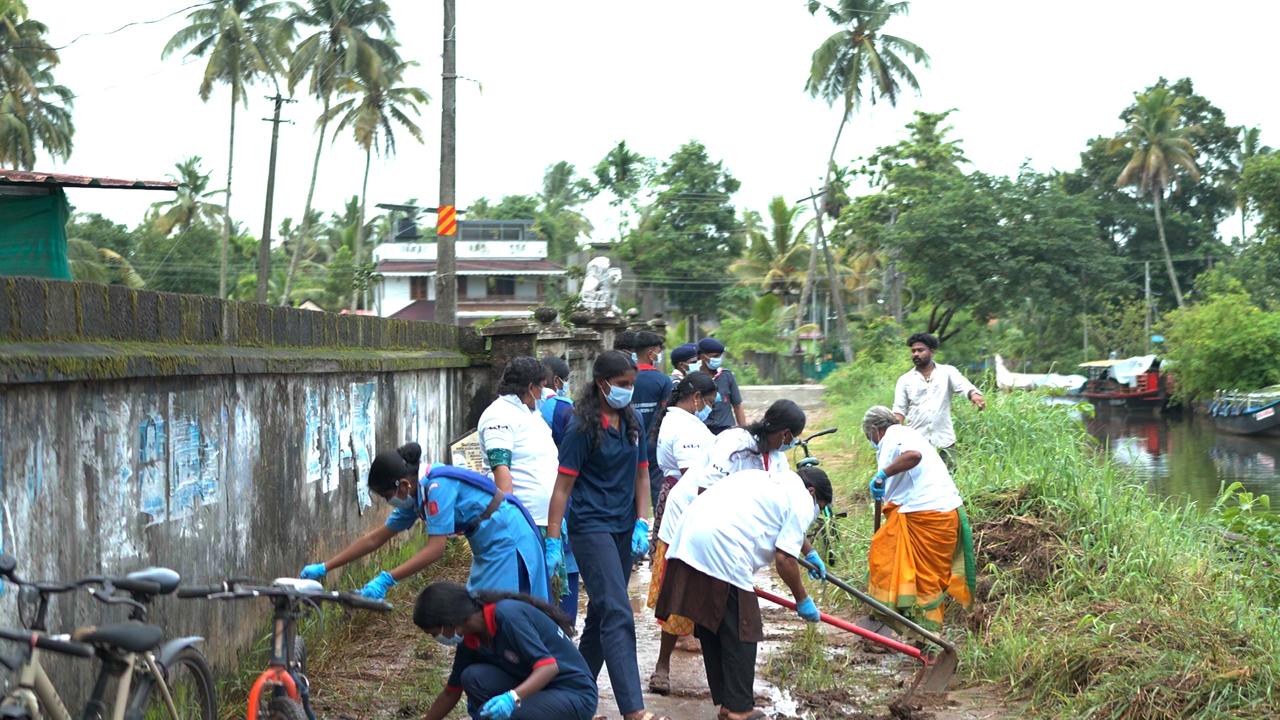 മീനച്ചിലിന്റെ കാവലാൾക്ക് പുതുതലമുറയുടെ പ്രണാമം; കുമരകത്ത് പുഴയോര ശുചീകരണം നടത്തി ഇഞ്ചിയോൺ കിയ